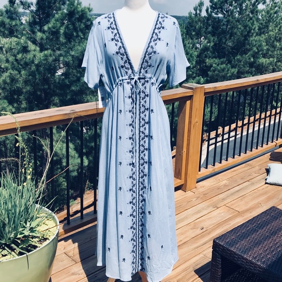 En Creme Dresses & Skirts - Dress Up Embroidered Maxi Dress